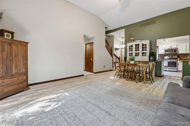 310 S Van Road, Holly, MI 48442