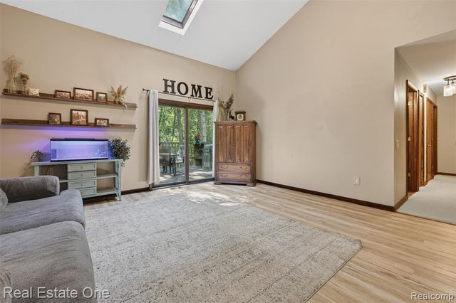 310 S Van Road, Holly, MI 48442
