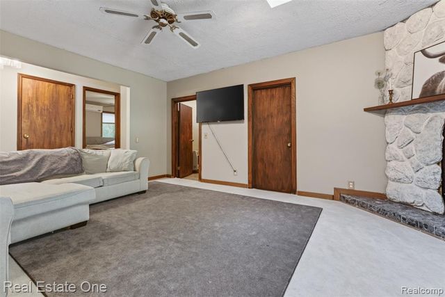 310 S Van Road, Holly, MI 48442