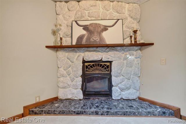 310 S Van Road, Holly, MI 48442