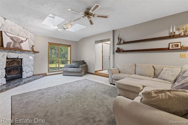 310 S Van Road, Holly, MI 48442