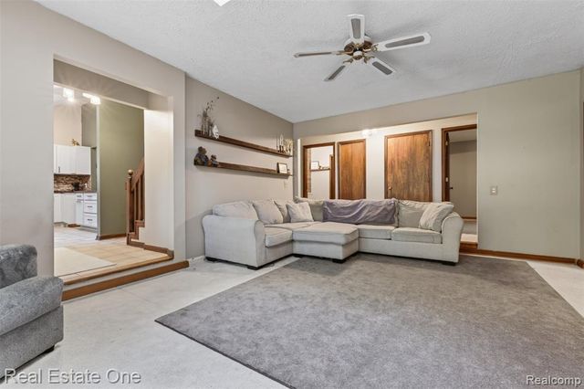 310 S Van Road, Holly, MI 48442