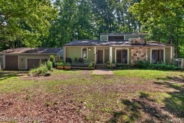 310 S Van Road, Holly, MI 48442