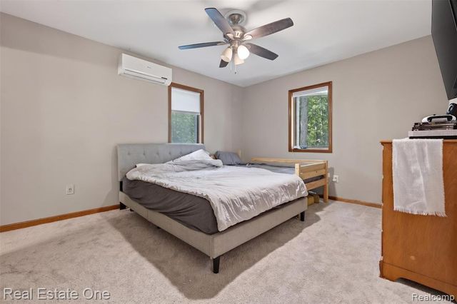 310 S Van Road, Holly, MI 48442