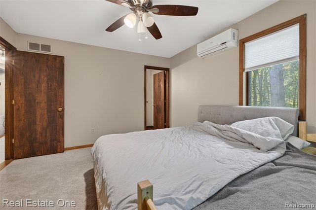 310 S Van Road, Holly, MI 48442