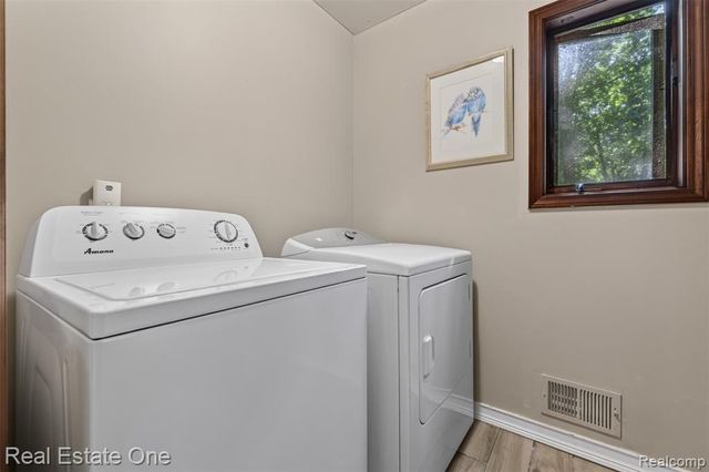 310 S Van Road, Holly, MI 48442