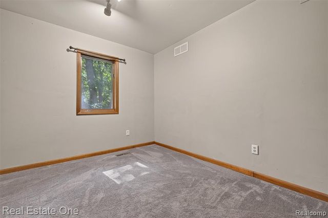 310 S Van Road, Holly, MI 48442