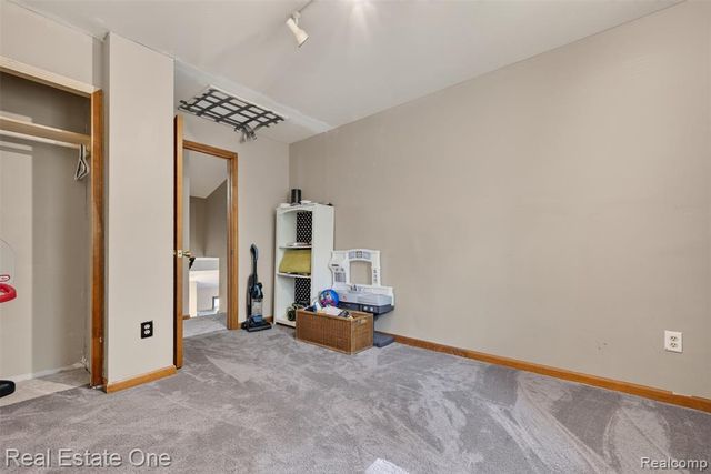 310 S Van Road, Holly, MI 48442