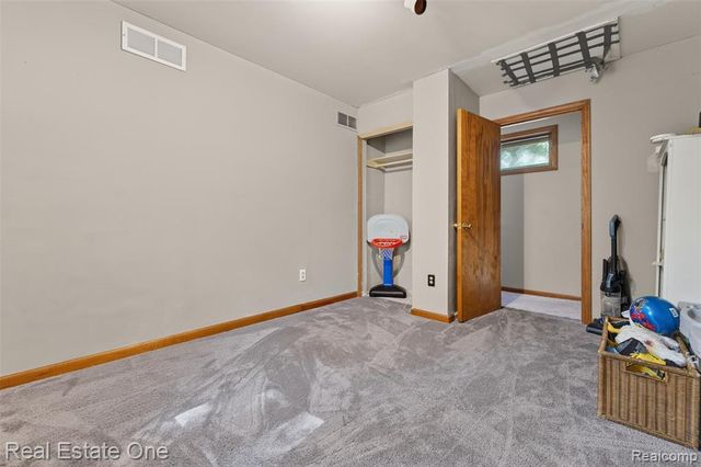 310 S Van Road, Holly, MI 48442