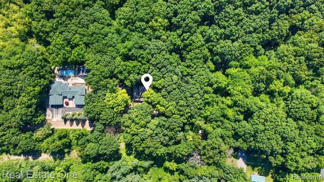 310 S Van Road, Holly, MI 48442