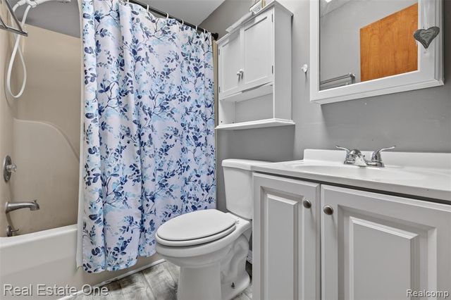 310 S Van Road, Holly, MI 48442