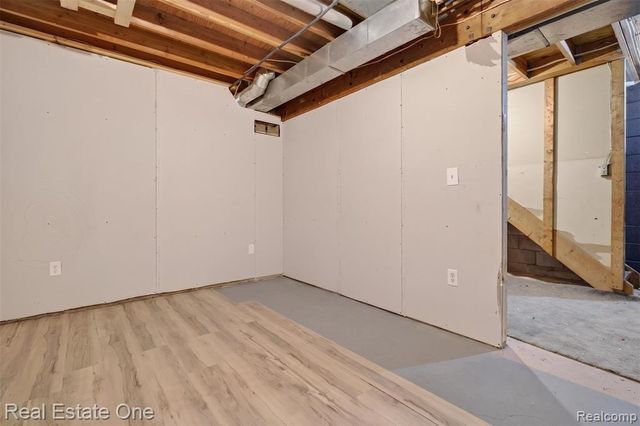 310 S Van Road, Holly, MI 48442