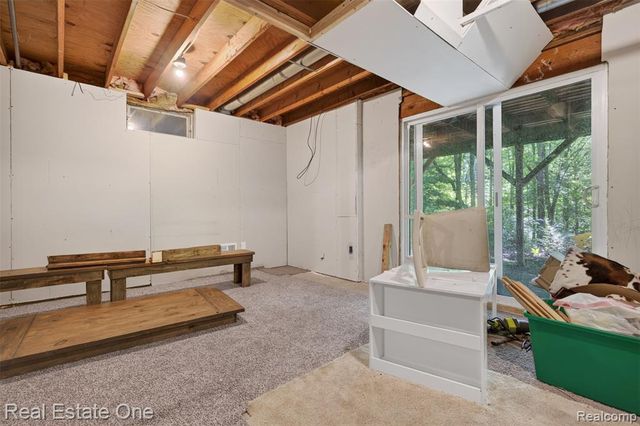 310 S Van Road, Holly, MI 48442