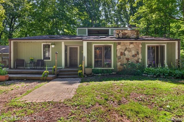 310 S Van Road, Holly, MI 48442