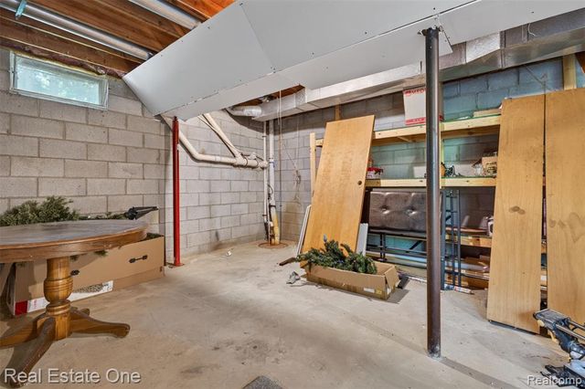 310 S Van Road, Holly, MI 48442