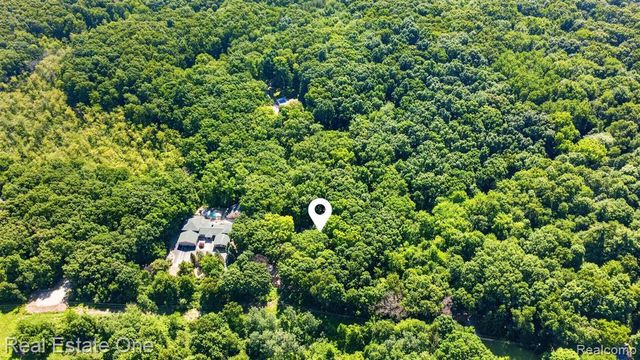 310 S Van Road, Holly, MI 48442