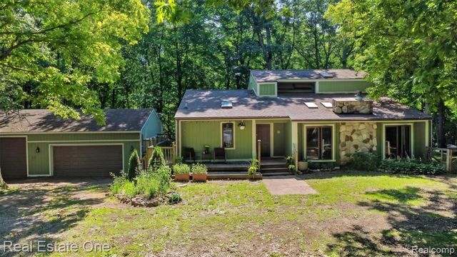 310 S Van Road, Holly, MI 48442