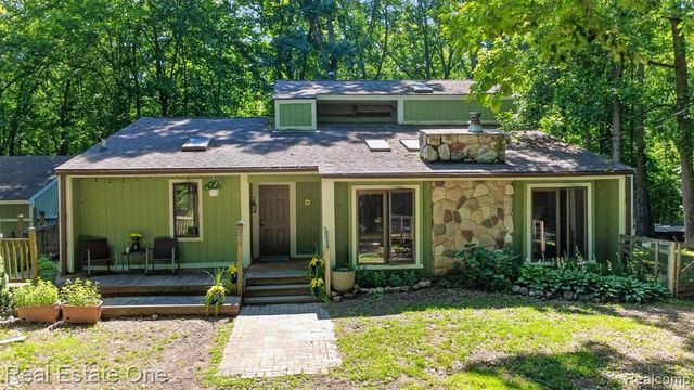 310 S Van Road, Holly, MI 48442