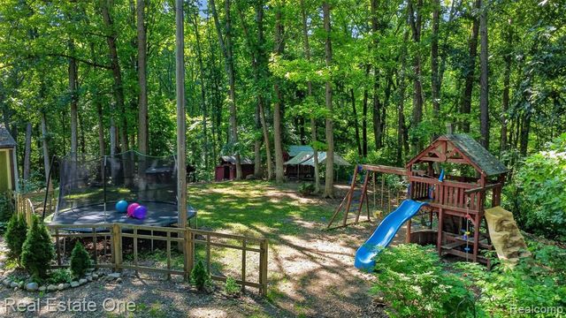 310 S Van Road, Holly, MI 48442