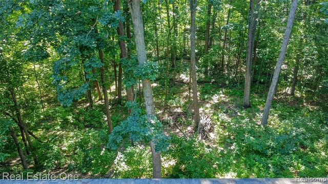 310 S Van Road, Holly, MI 48442
