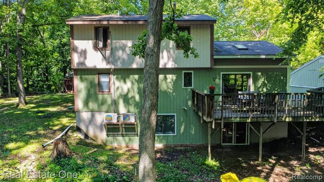 310 S Van Road, Holly, MI 48442