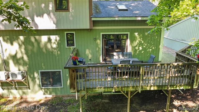 310 S Van Road, Holly, MI 48442