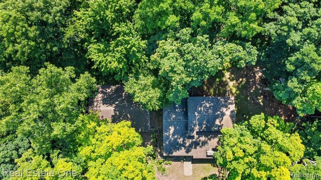 310 S Van Road, Holly, MI 48442