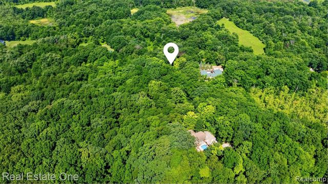 310 S Van Road, Holly, MI 48442