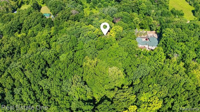 310 S Van Road, Holly, MI 48442