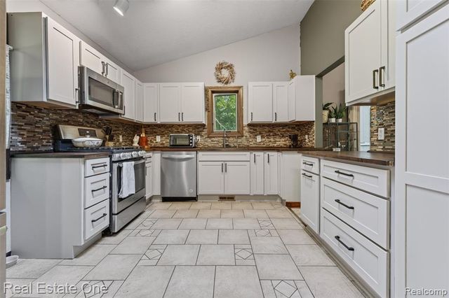 310 S Van Road, Holly, MI 48442