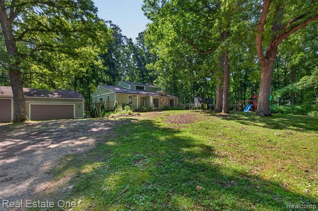 310 S Van Road, Holly, MI 48442