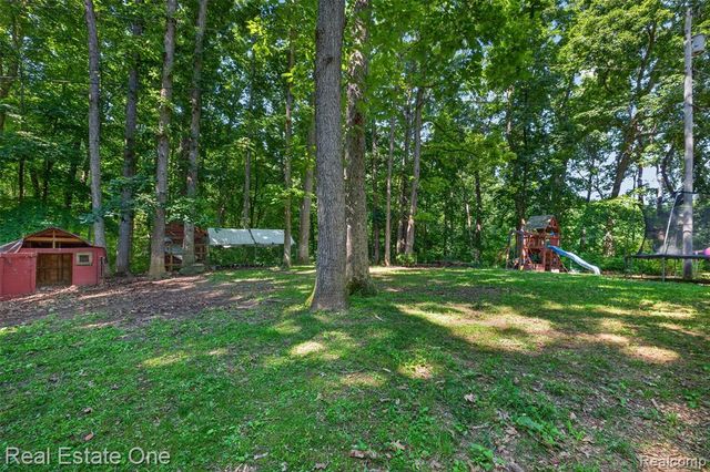 310 S Van Road, Holly, MI 48442