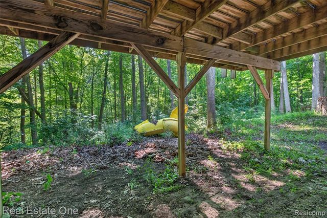310 S Van Road, Holly, MI 48442