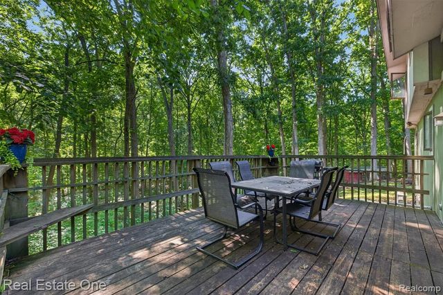 310 S Van Road, Holly, MI 48442