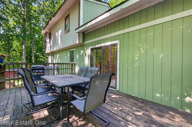 310 S Van Road, Holly, MI 48442