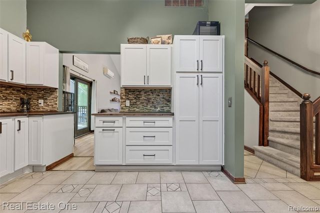 310 S Van Road, Holly, MI 48442