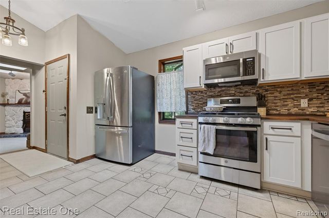 310 S Van Road, Holly, MI 48442