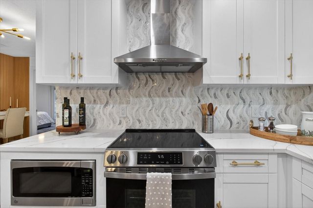 1927 SHORE ACRES BOULEVARD NE, St Petersburg, FL 33703