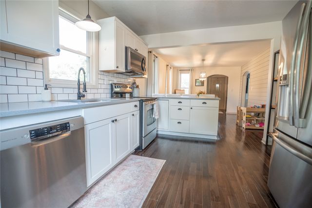 902 E Court Avenue, Winterset, IA 50273