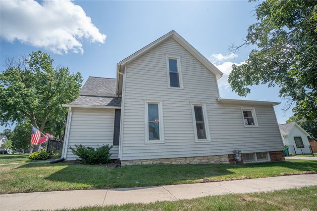 902 E Court Avenue, Winterset, IA 50273