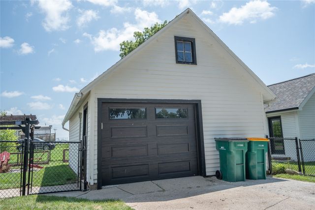 902 E Court Avenue, Winterset, IA 50273