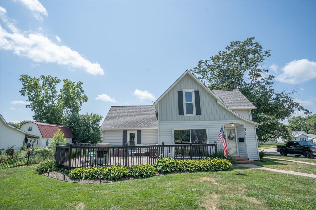 902 E Court Avenue, Winterset, IA 50273