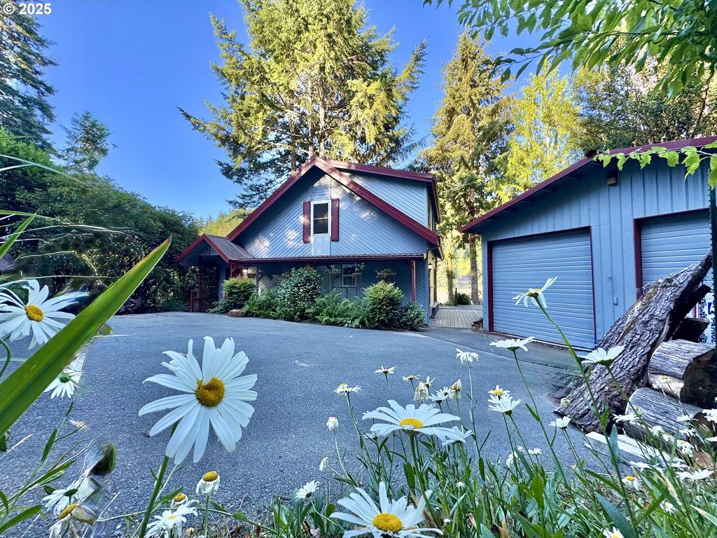 70700 Majestic Shores Rd, North Bend, OR 97459