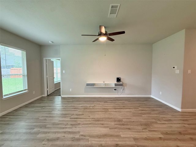 2268 Riveroaks Drive, West Columbia, TX 77486