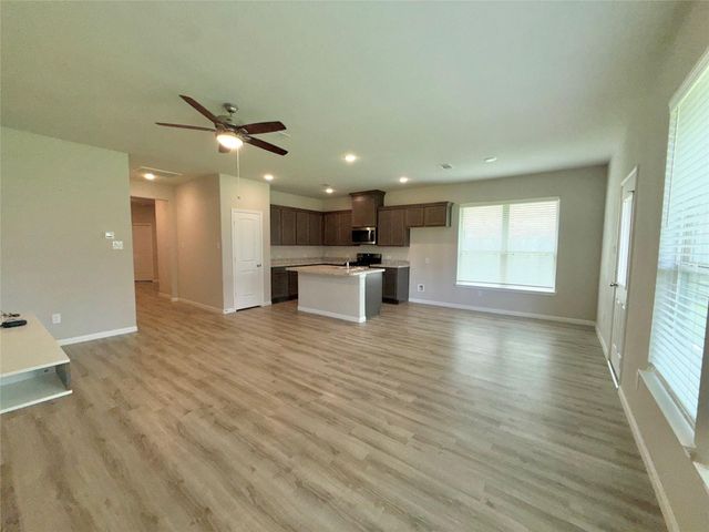 2268 Riveroaks Drive, West Columbia, TX 77486