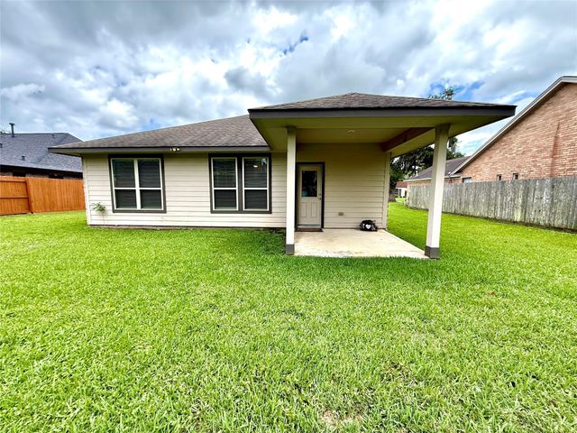 2268 Riveroaks Drive, West Columbia, TX 77486