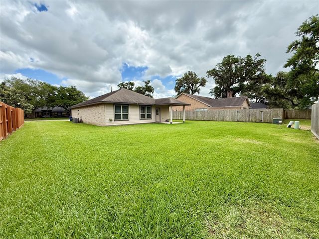 2268 Riveroaks Drive, West Columbia, TX 77486
