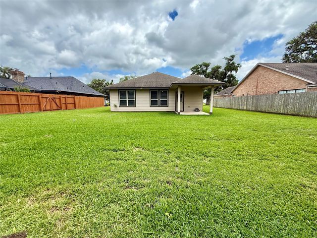 2268 Riveroaks Drive, West Columbia, TX 77486