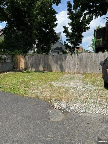 8 Maple Avenue, Montclair, NJ 07042