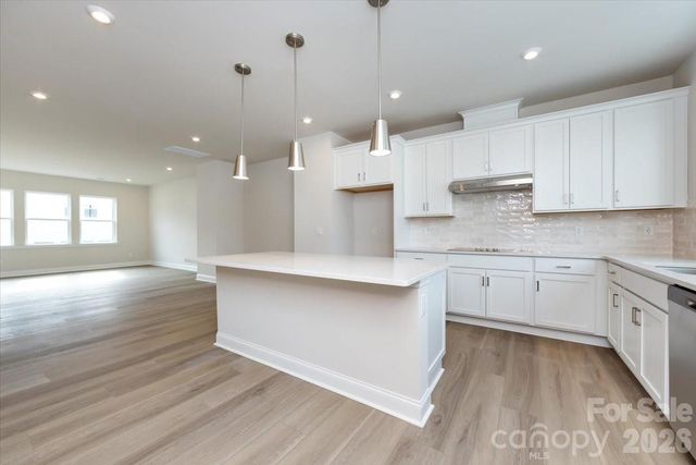 909 Archway Lane, Charlotte, NC 28217